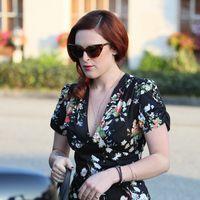 Rumer Willis exits Neil George Salon carrying a garment bag | Picture 111159